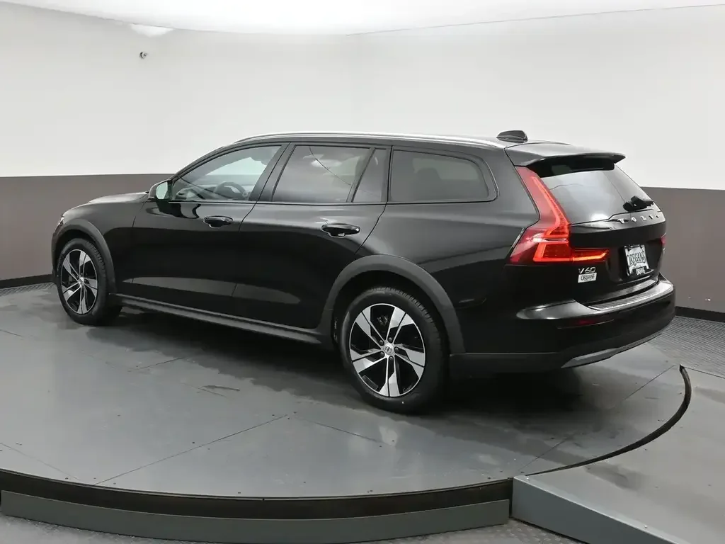 Volvo V60 Cross Country снимка Volvo V60 Cross Country