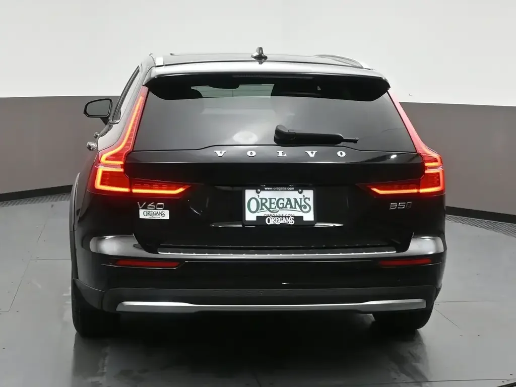 Volvo V60 Cross Country снимка Volvo V60 Cross Country