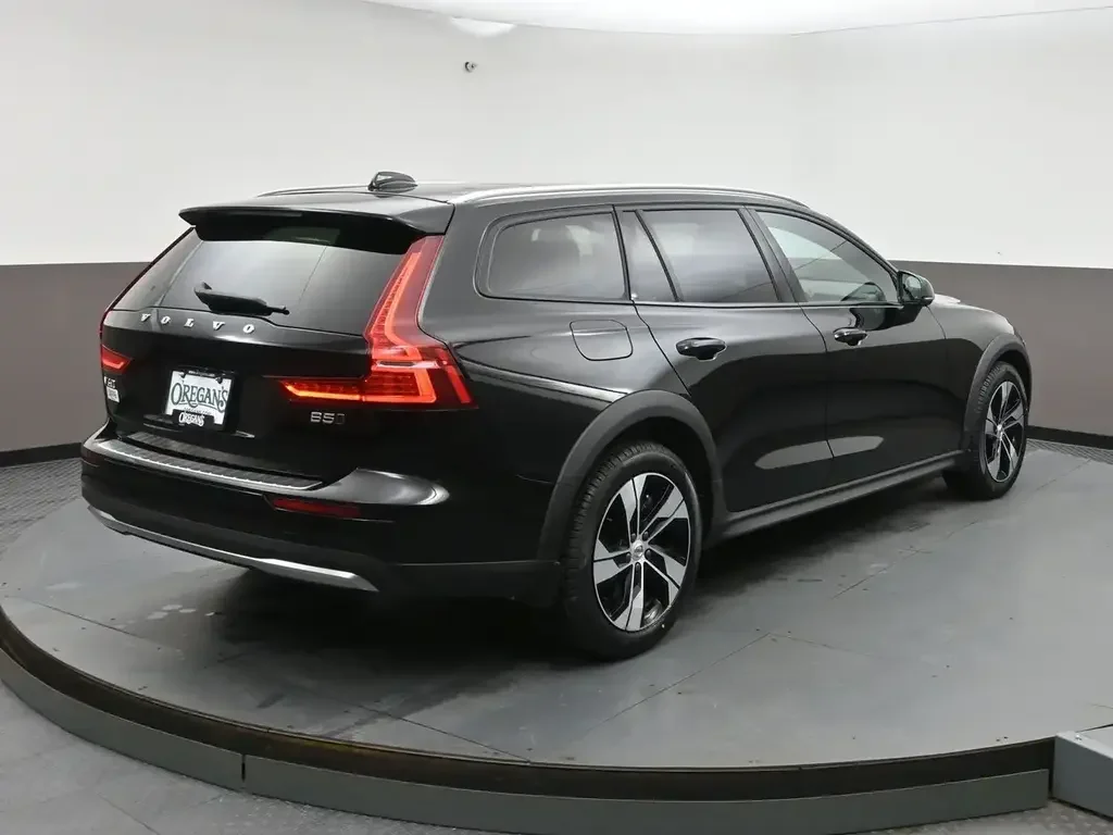 Volvo V60 Cross Country снимка Volvo V60 Cross Country