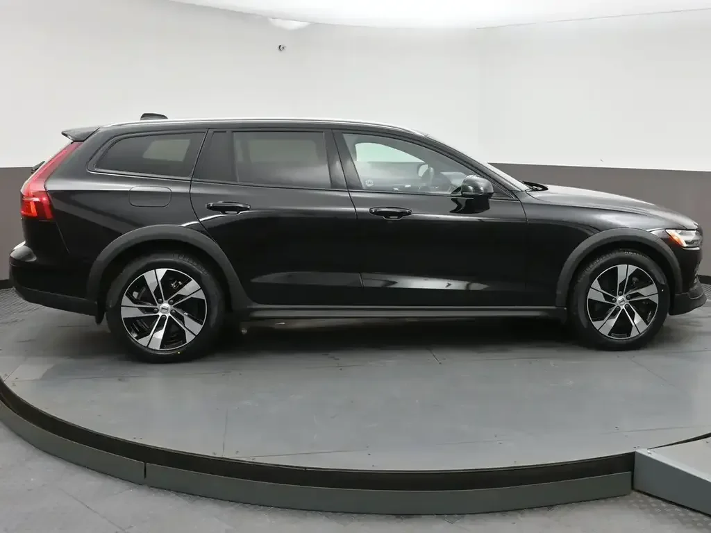 Volvo V60 Cross Country снимка Volvo V60 Cross Country