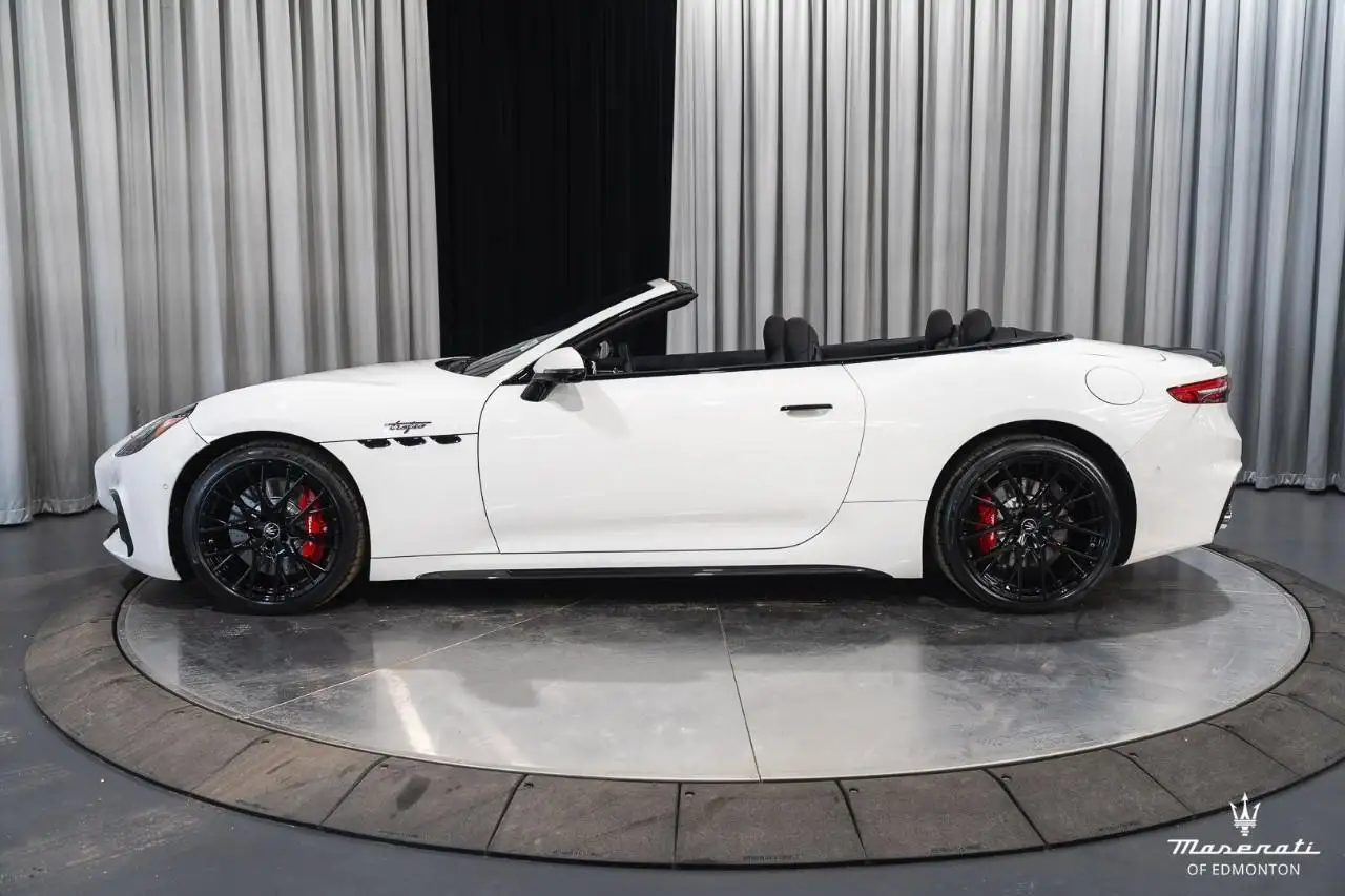 Maserati GranCabrio снимка Maserati GranCabrio