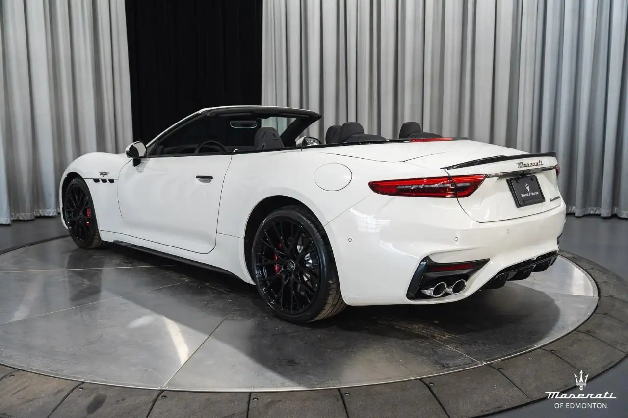 Maserati GranCabrio снимка Maserati GranCabrio