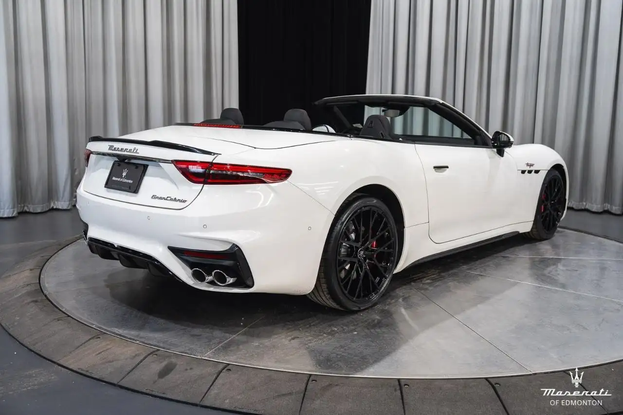 Maserati GranCabrio снимка Maserati GranCabrio