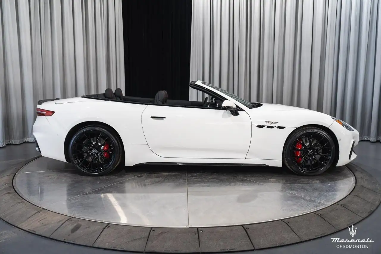 Maserati GranCabrio снимка Maserati GranCabrio