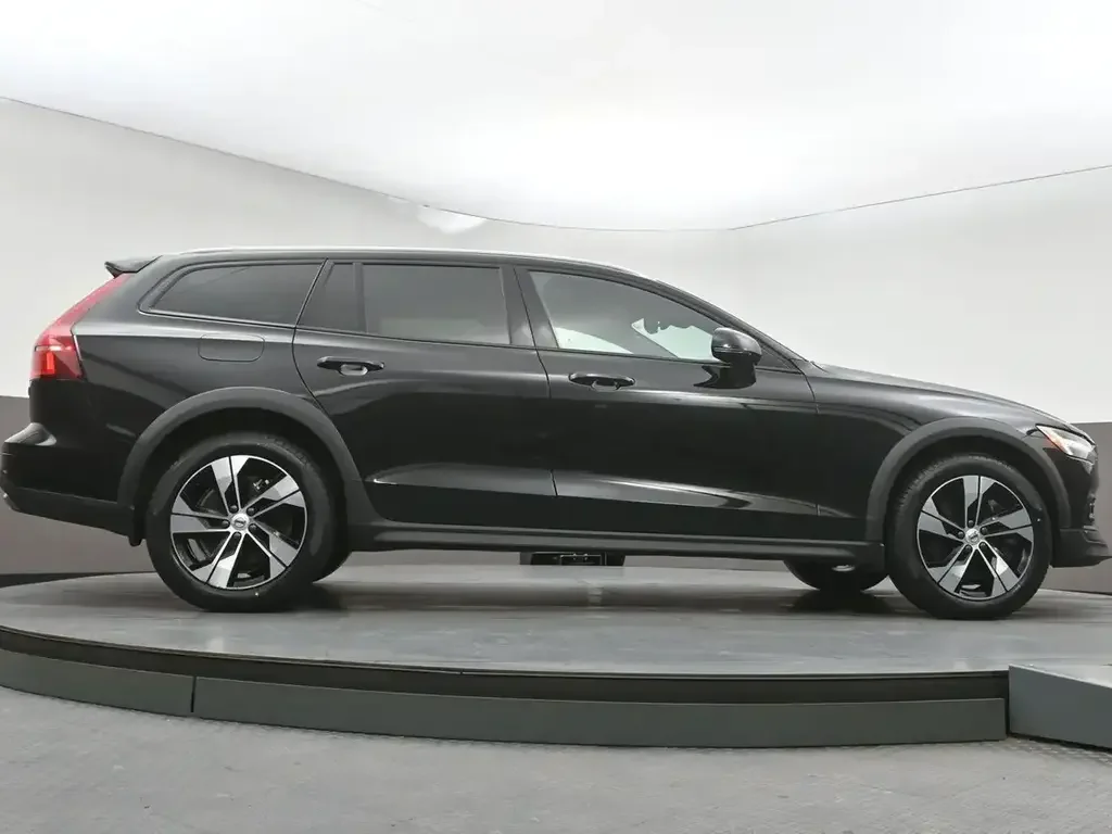 Volvo V60 Cross Country снимка Volvo V60 Cross Country