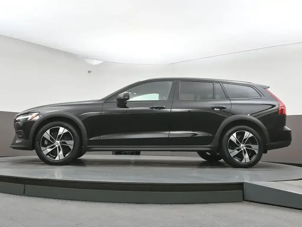 Volvo V60 Cross Country снимка Volvo V60 Cross Country