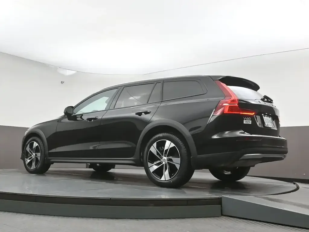 Volvo V60 Cross Country снимка Volvo V60 Cross Country