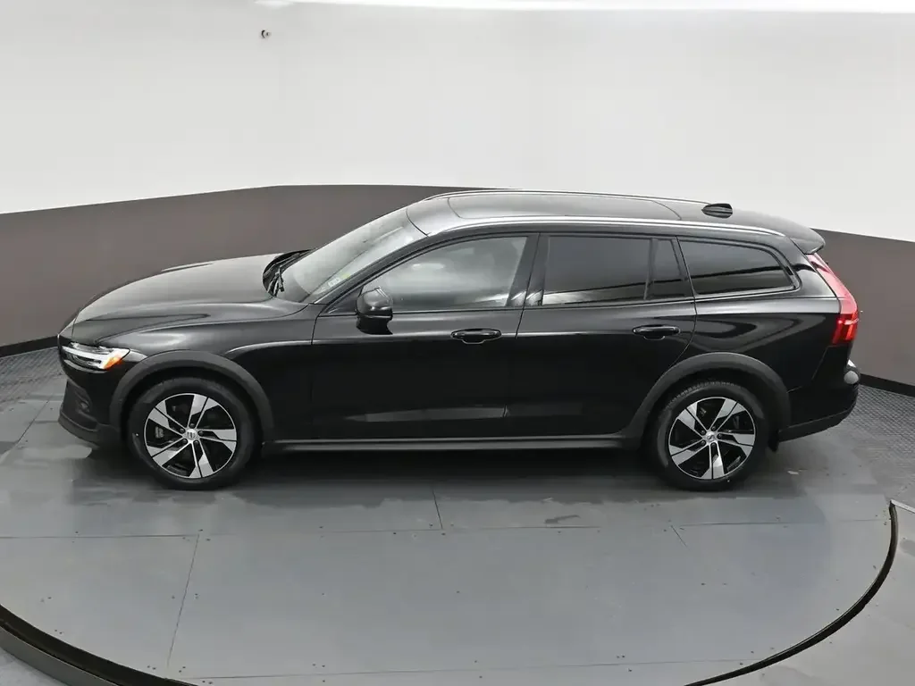 Volvo V60 Cross Country снимка Volvo V60 Cross Country