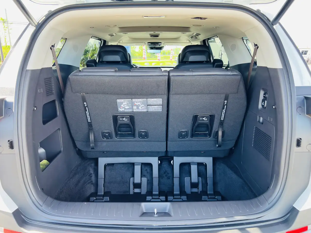 Kia Carnival снимка Kia Carnival