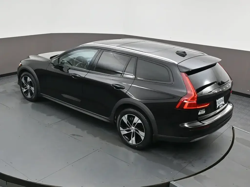 Volvo V60 Cross Country снимка Volvo V60 Cross Country
