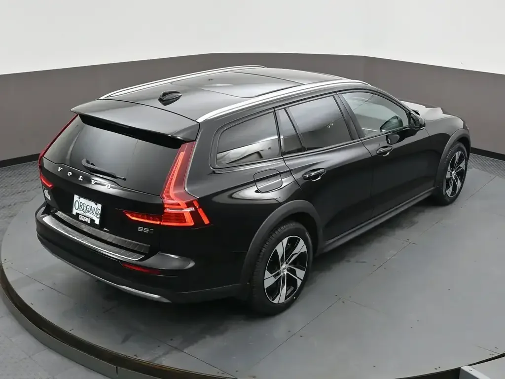 Volvo V60 Cross Country снимка Volvo V60 Cross Country