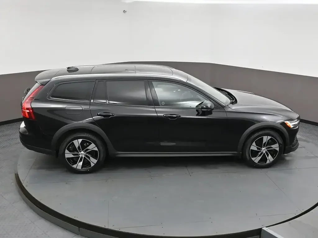 Volvo V60 Cross Country снимка Volvo V60 Cross Country
