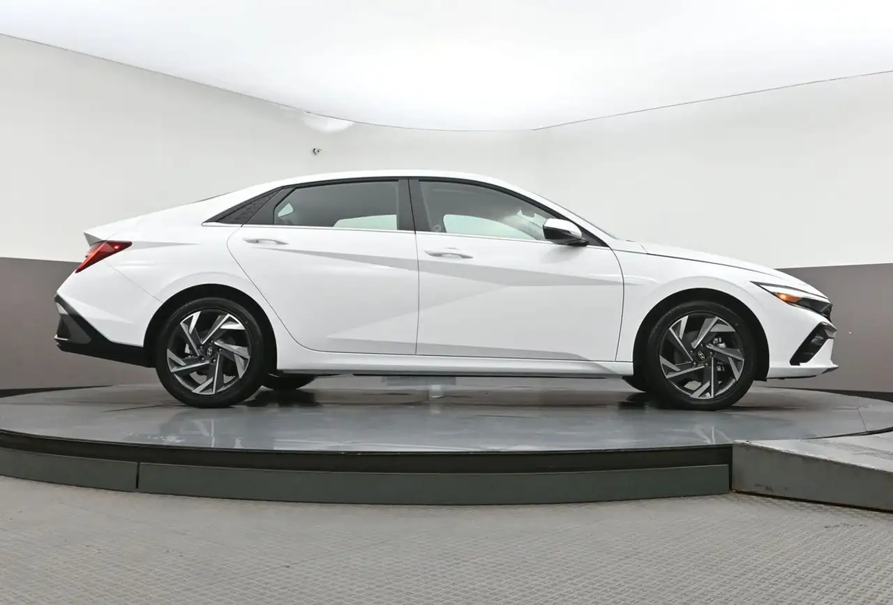 Hyundai ELANTRA снимка Hyundai ELANTRA
