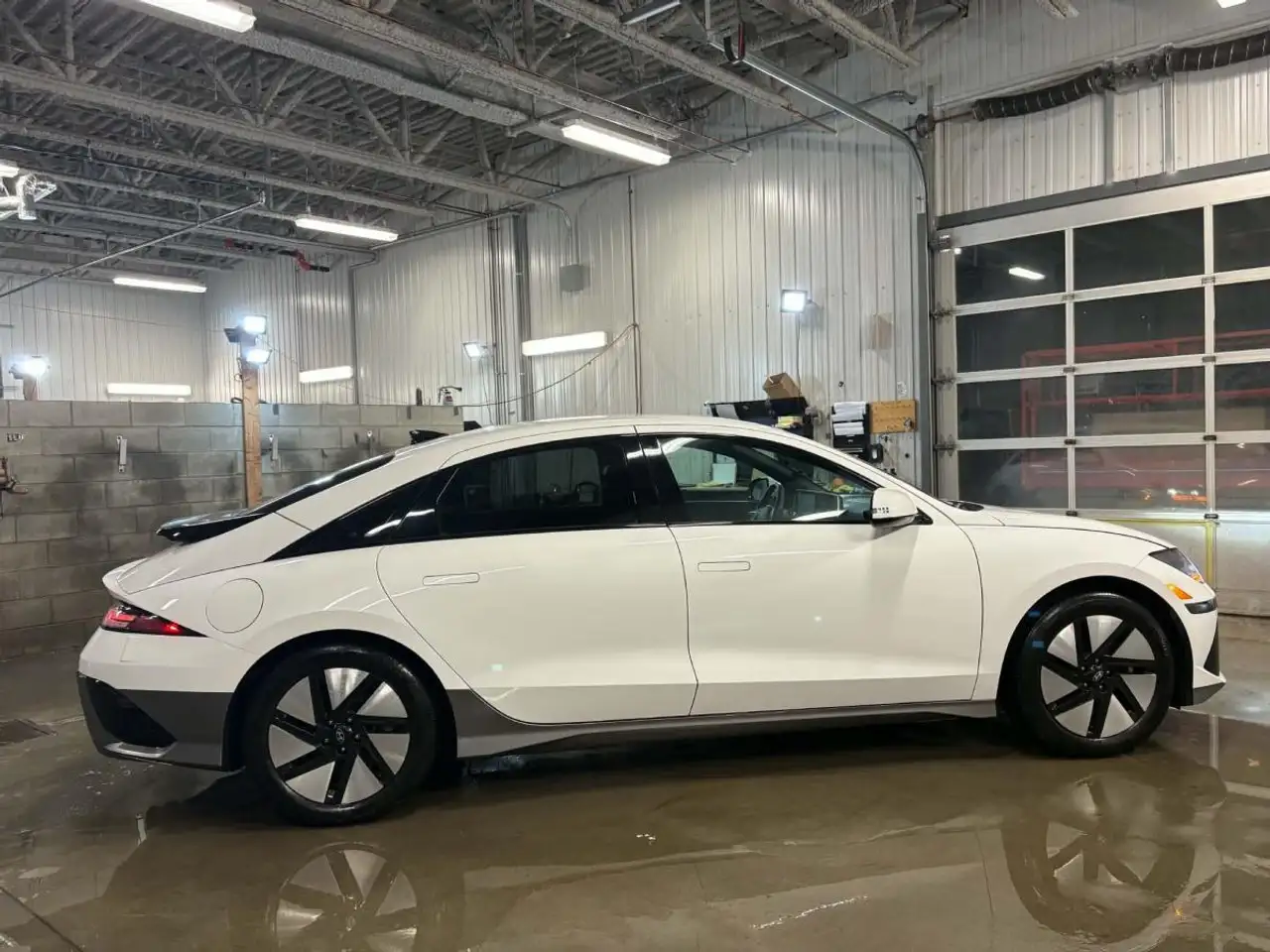 Hyundai IONIQ 6 снимка Hyundai IONIQ 6