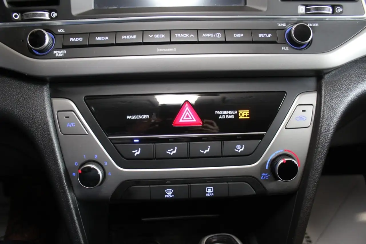 Hyundai ELANTRA photo Hyundai ELANTRA