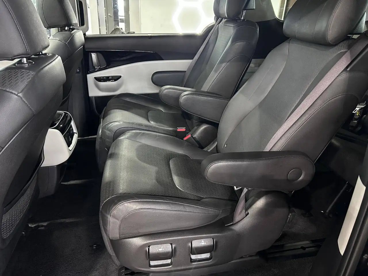 Kia Carnival снимка Kia Carnival