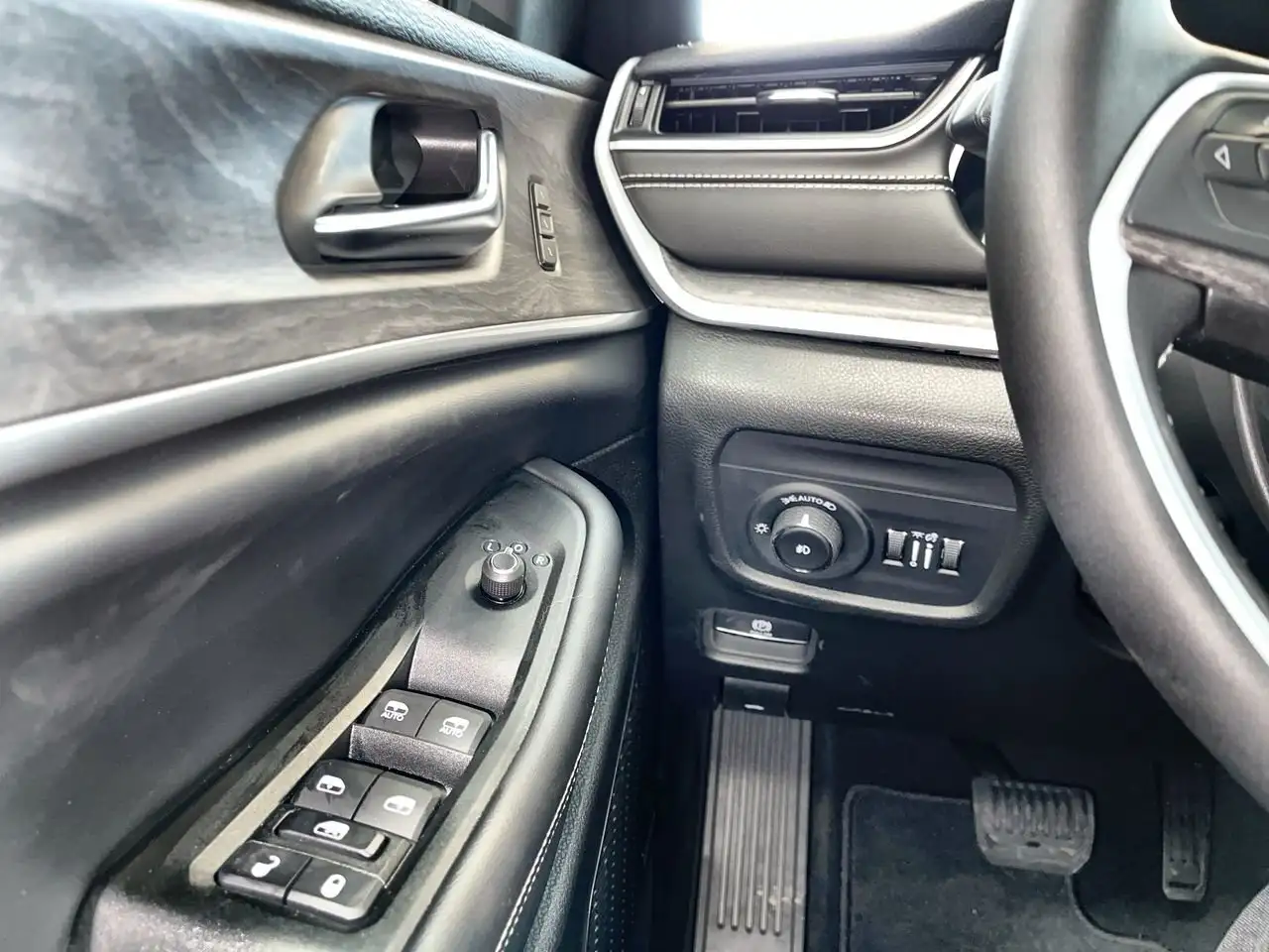 Jeep Grand Cherokee снимка Jeep Grand Cherokee