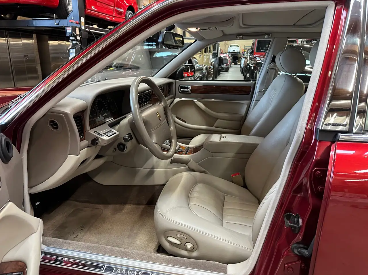 Jaguar XJ снимка Jaguar XJ