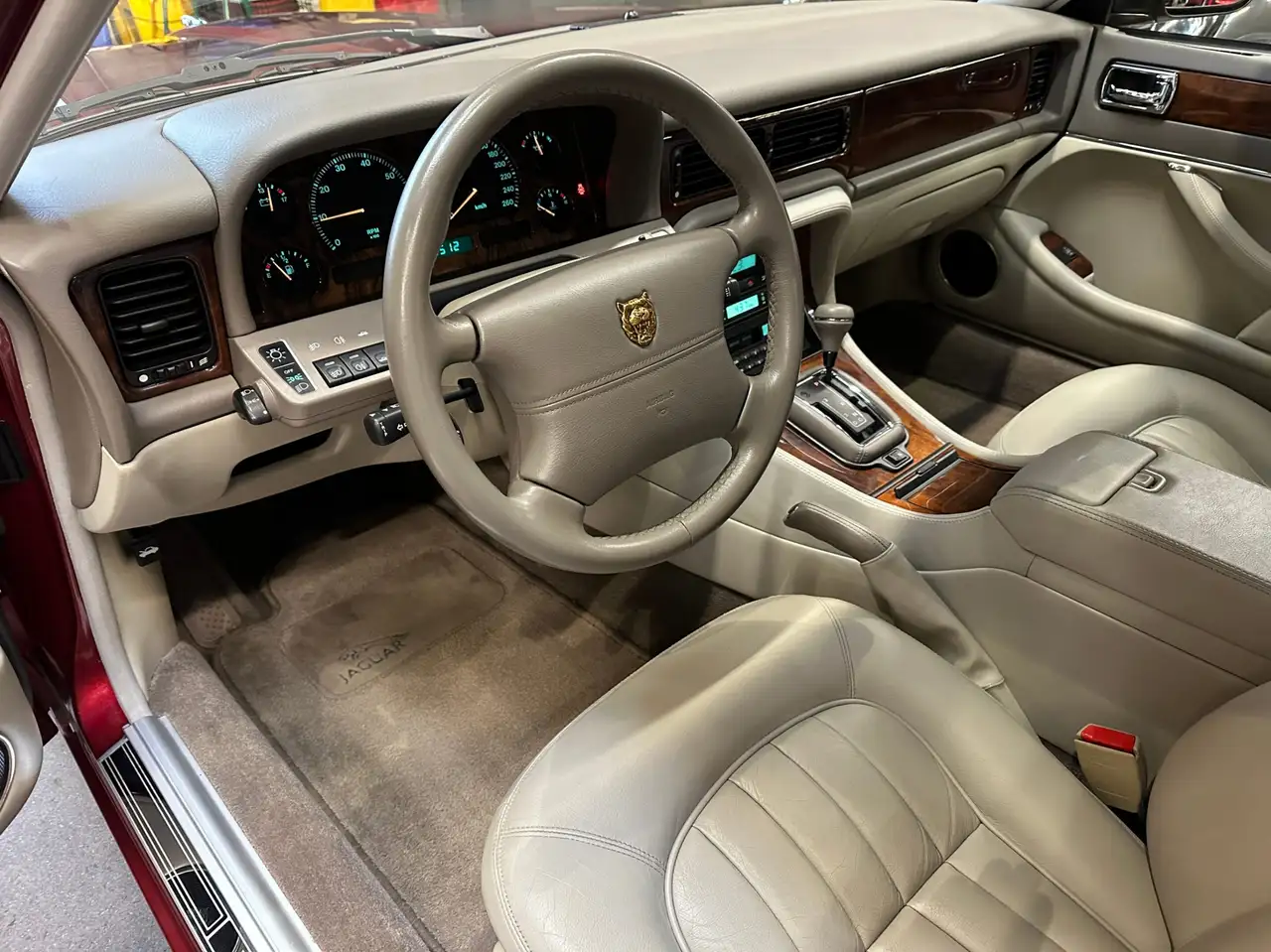 Jaguar XJ снимка Jaguar XJ