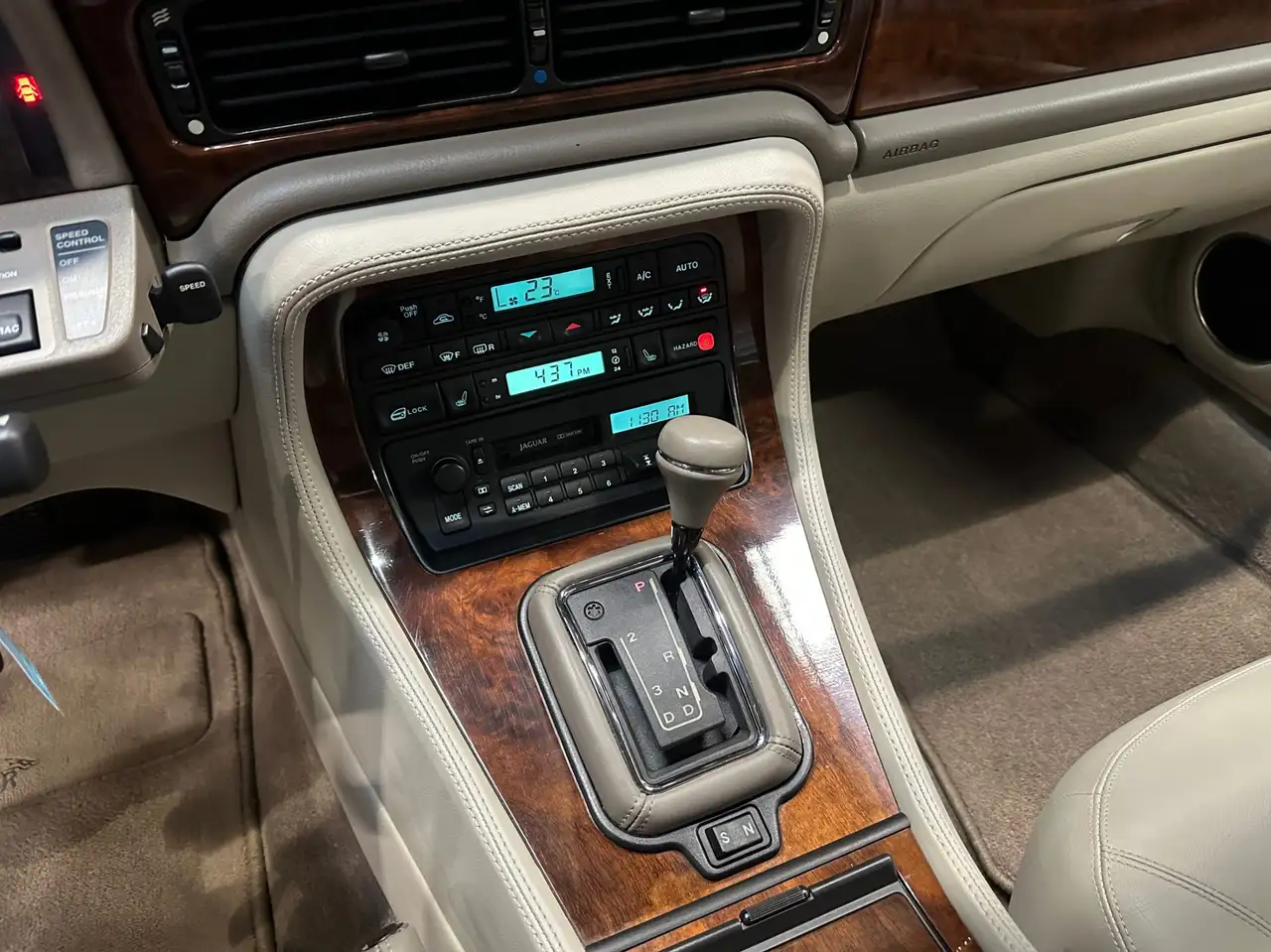 Jaguar XJ снимка Jaguar XJ