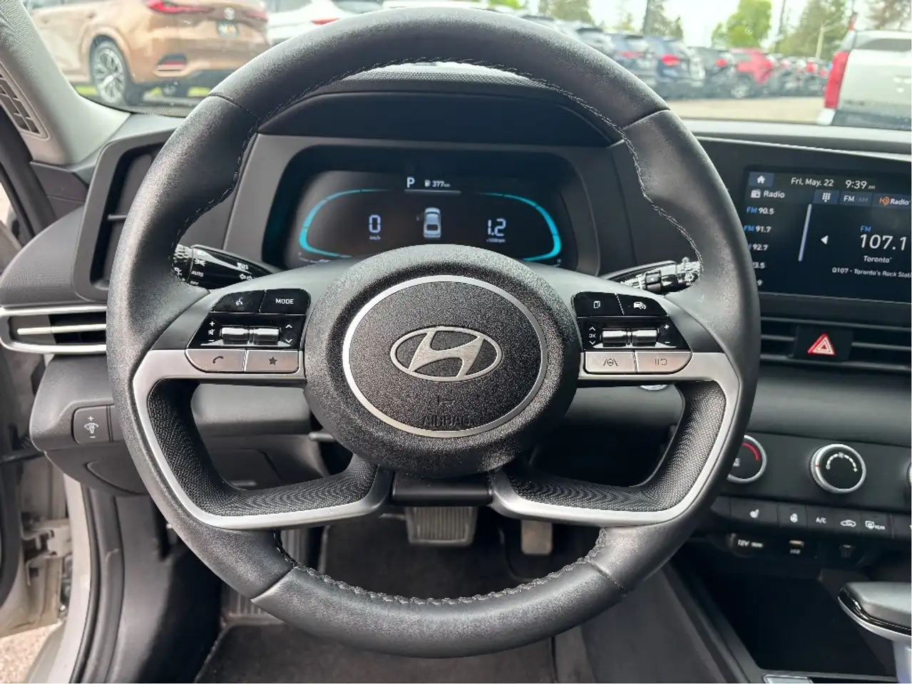 Hyundai ELANTRA photo Hyundai ELANTRA