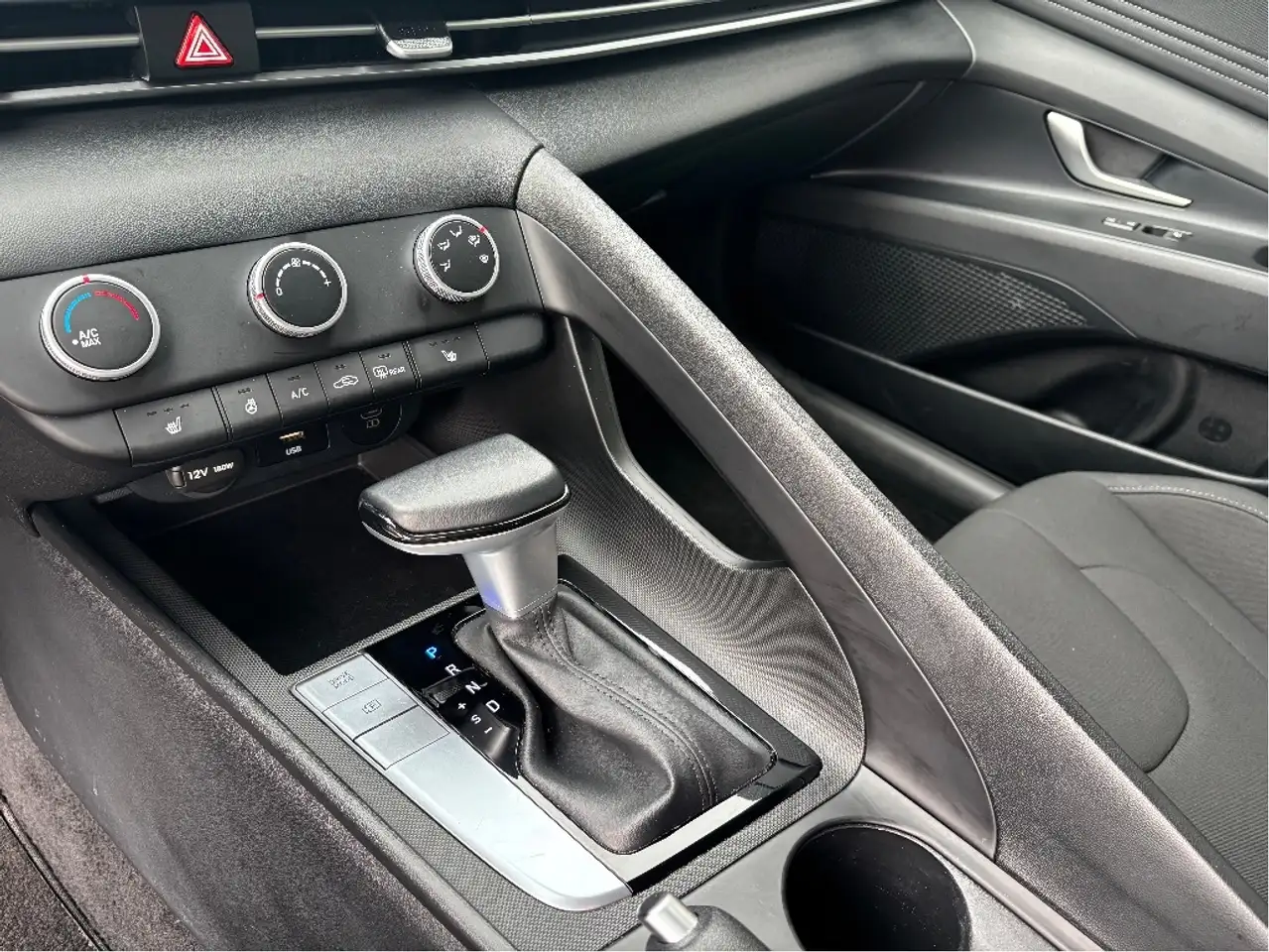Hyundai ELANTRA photo Hyundai ELANTRA