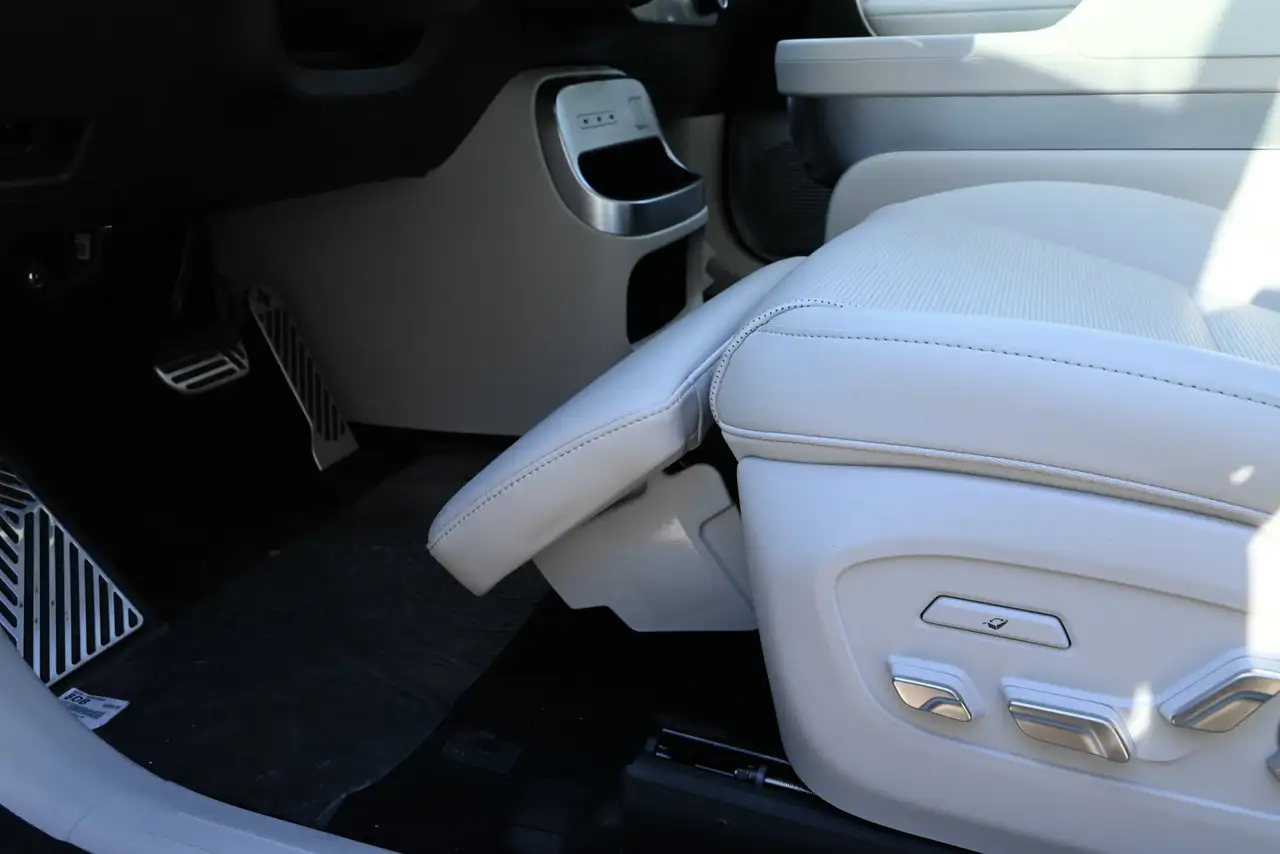 Hyundai IONIQ 9 photo Hyundai IONIQ 9