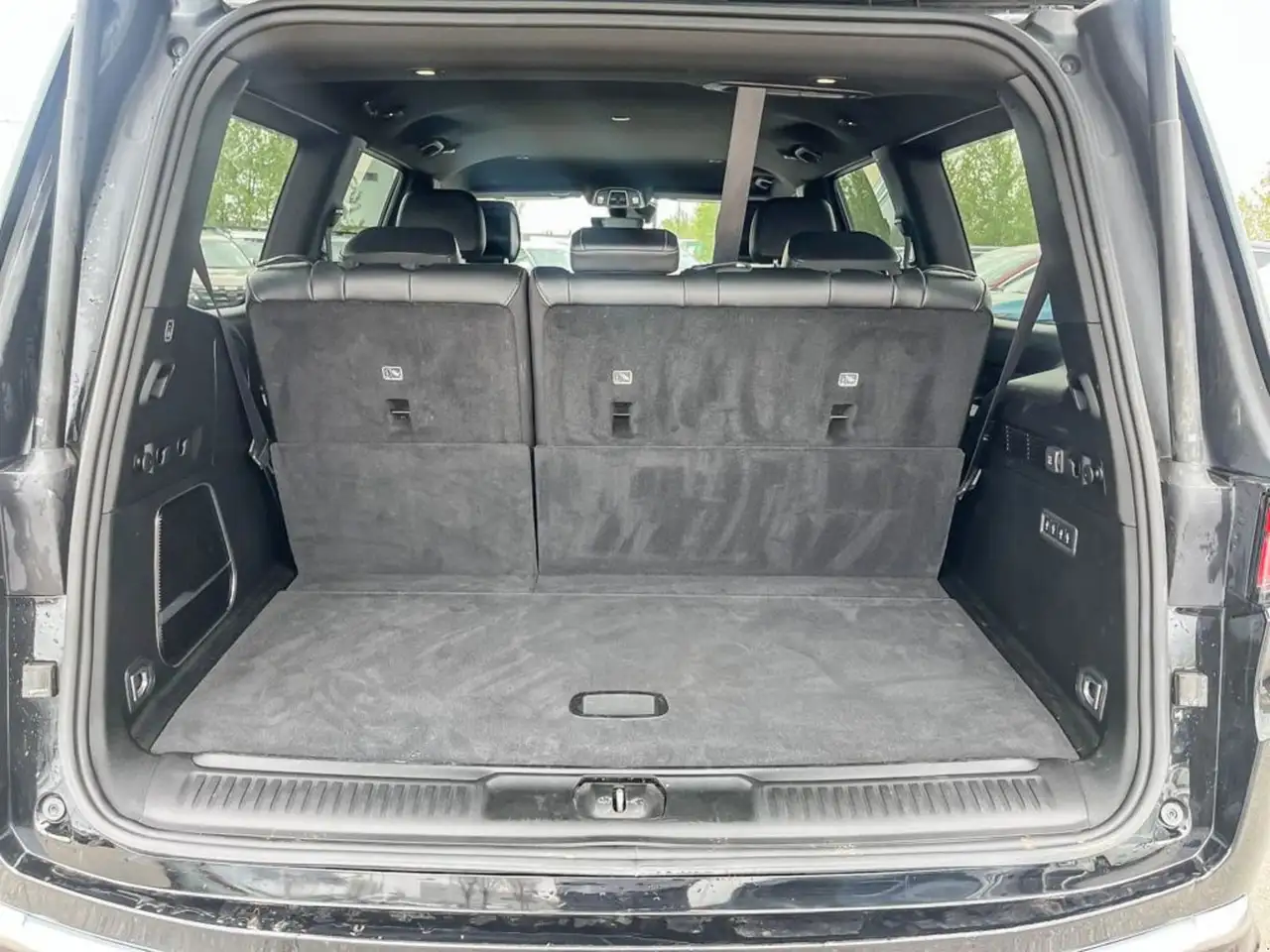 Jeep Wagoneer photo Jeep Wagoneer