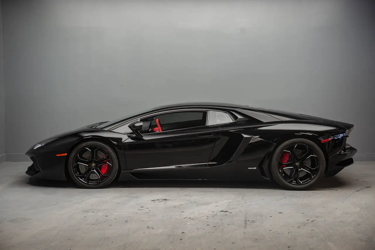 Lamborghini Aventador снимка Lamborghini Aventador