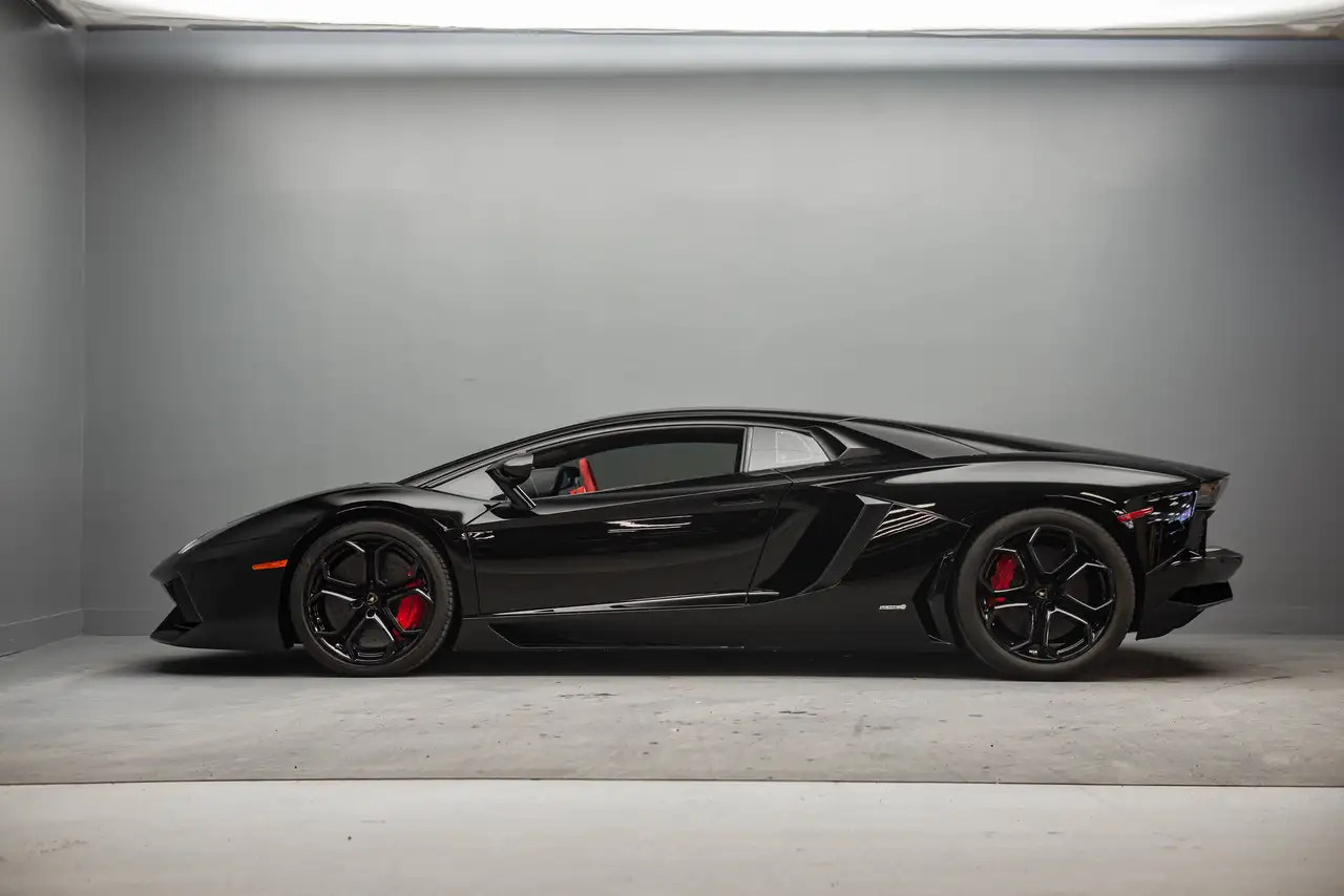 Lamborghini Aventador снимка Lamborghini Aventador
