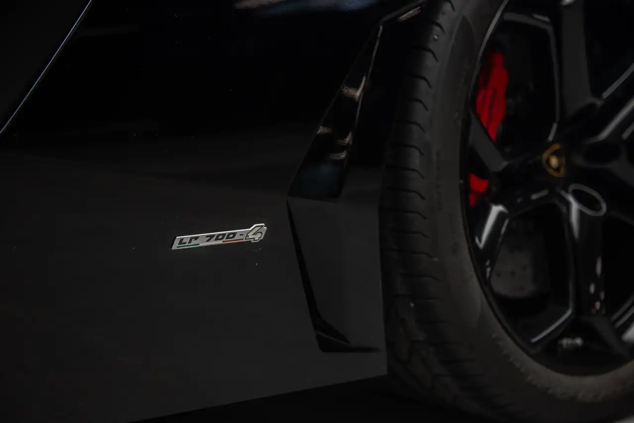 Lamborghini Aventador снимка Lamborghini Aventador