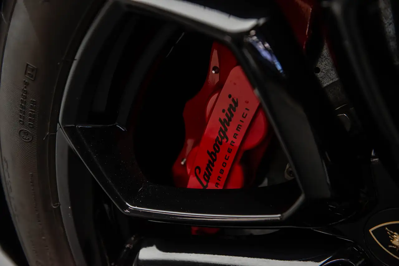 Lamborghini Aventador снимка Lamborghini Aventador