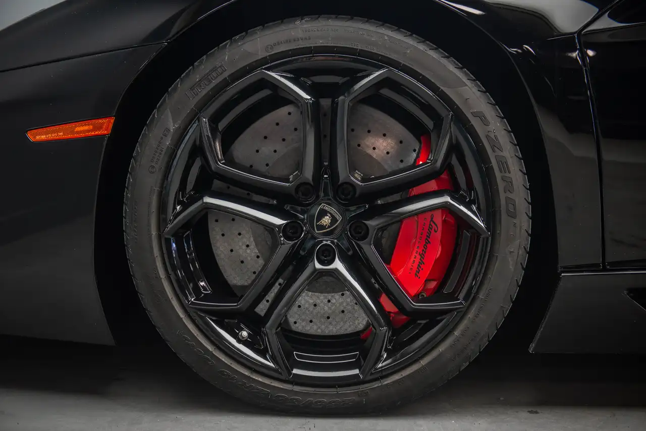 Lamborghini Aventador снимка Lamborghini Aventador