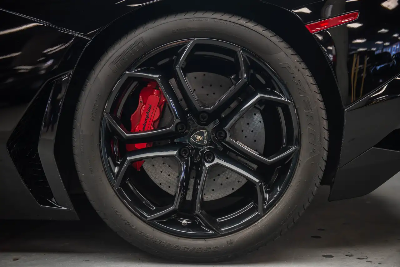 Lamborghini Aventador снимка Lamborghini Aventador