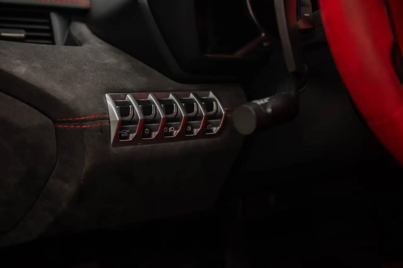 Lamborghini Aventador снимка Lamborghini Aventador