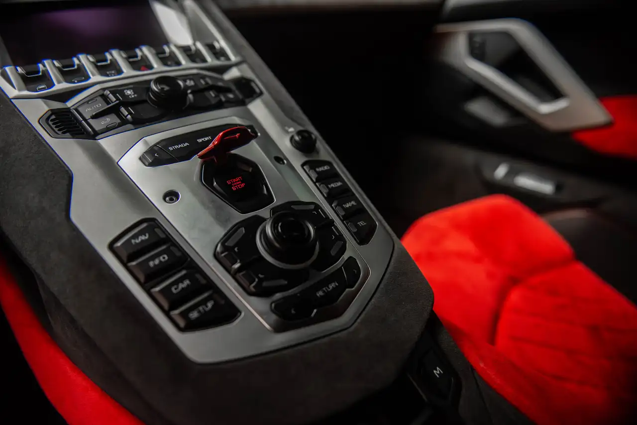 Lamborghini Aventador снимка Lamborghini Aventador