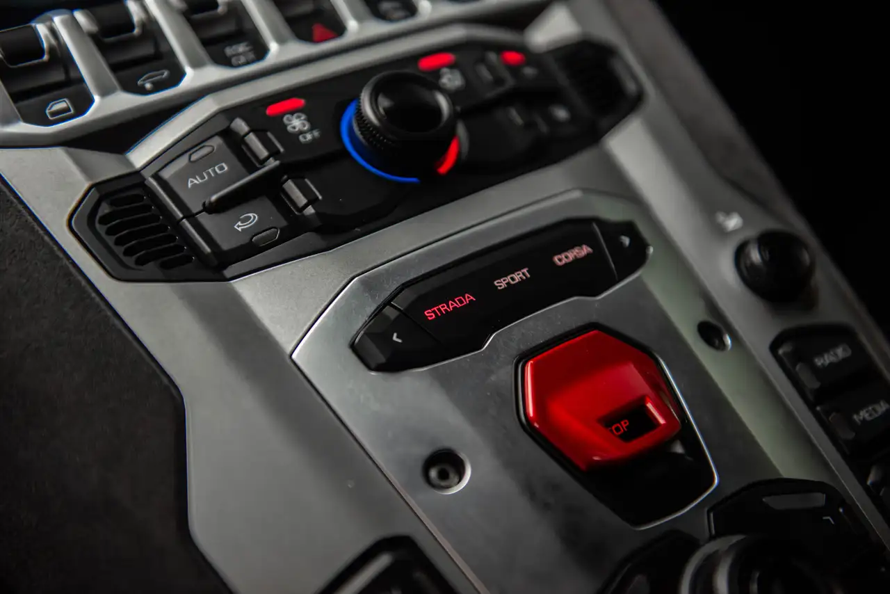 Lamborghini Aventador снимка Lamborghini Aventador
