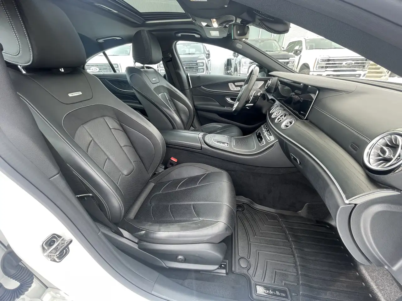 Mercedes-Benz CLS снимка Mercedes-Benz CLS