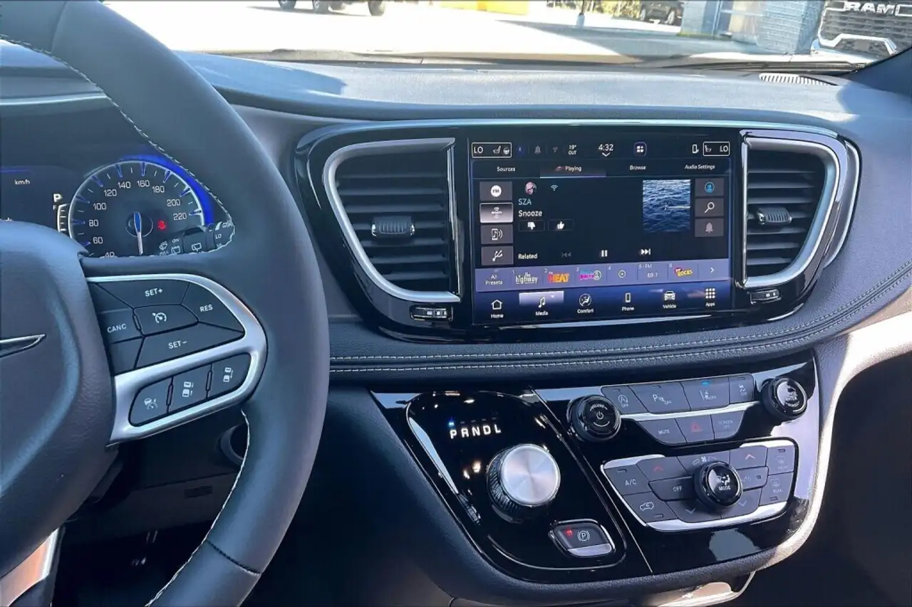 Chrysler Pacifica снимка Chrysler Pacifica