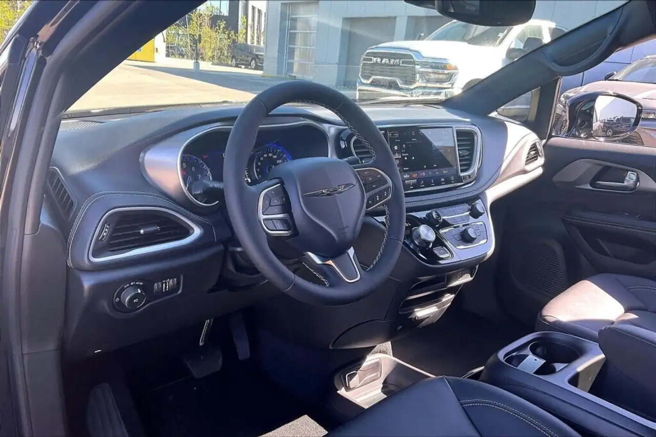 Chrysler Pacifica снимка Chrysler Pacifica