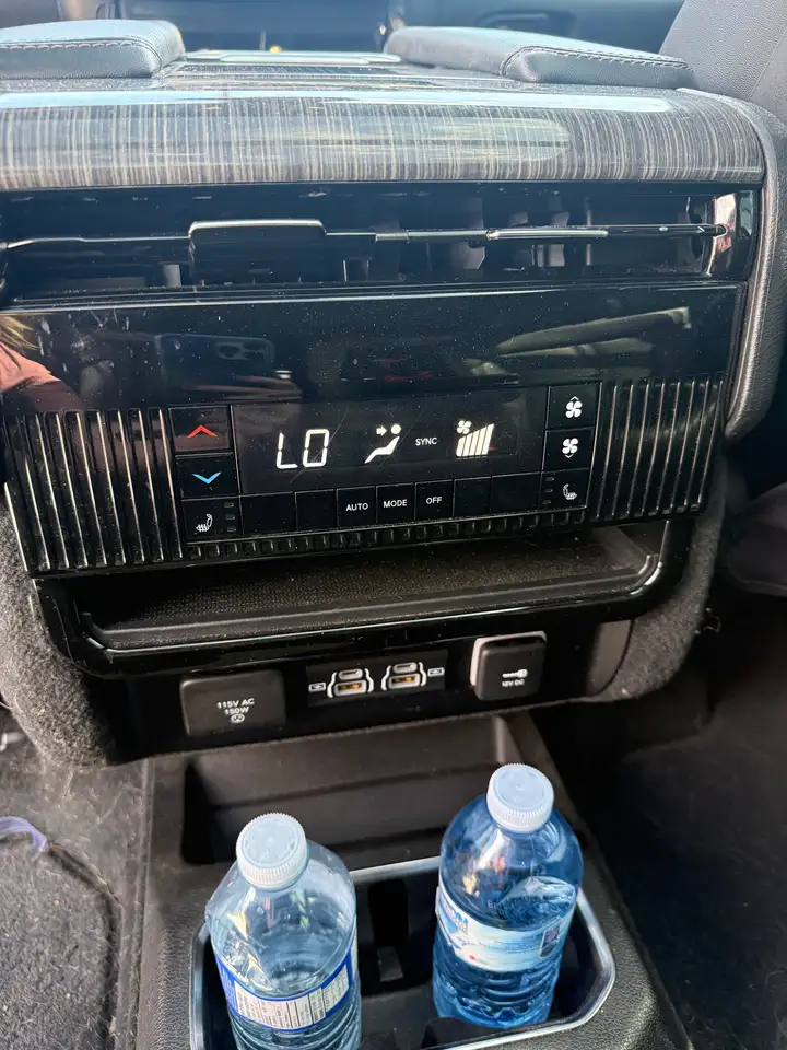 Jeep Wagoneer photo Jeep Wagoneer
