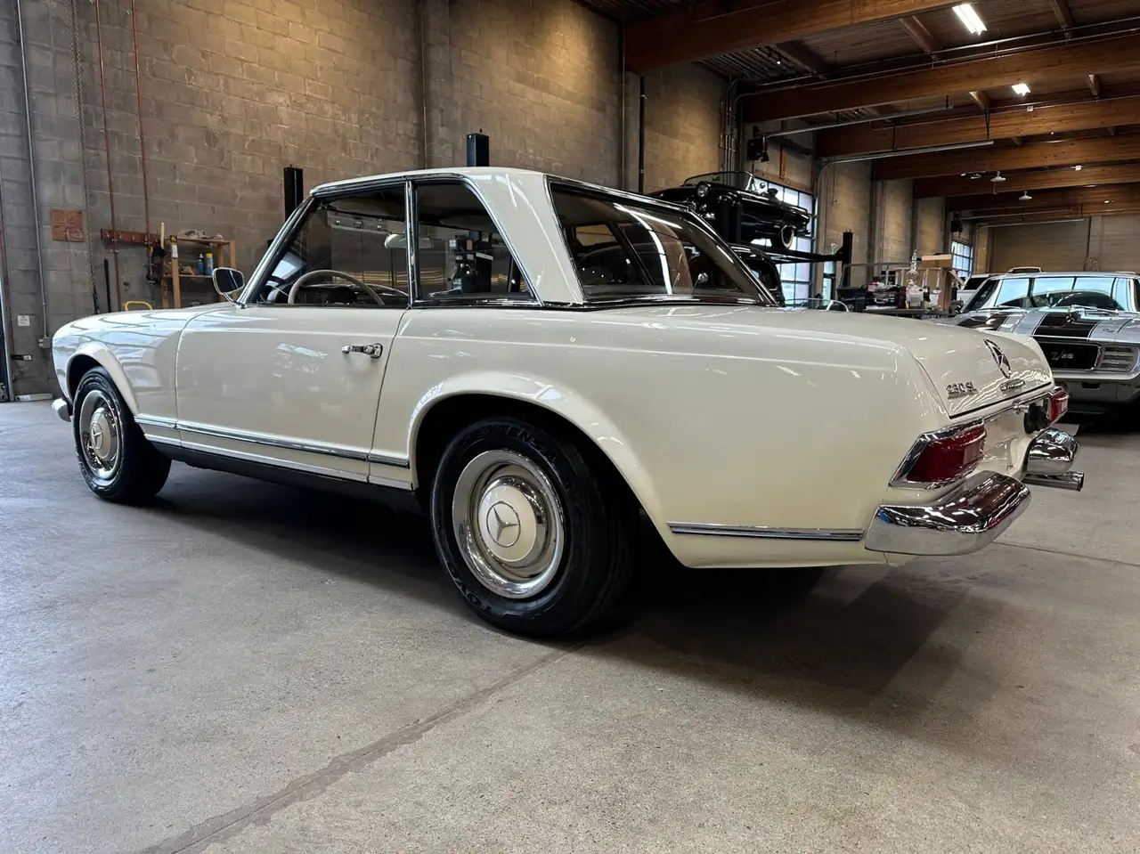 Mercedes-Benz 230 fotografie Mercedes-Benz 230