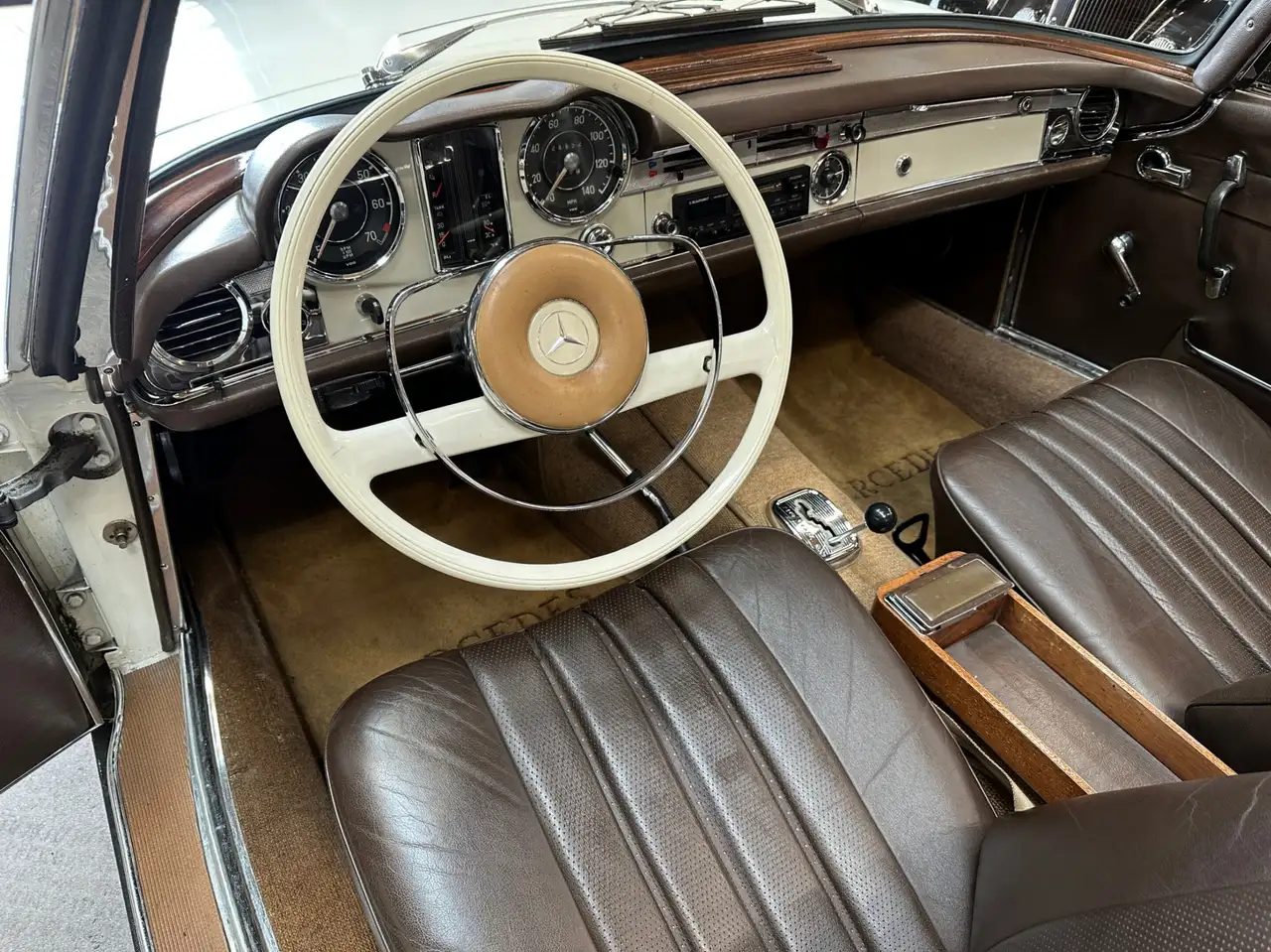 Mercedes-Benz 230 fotografie Mercedes-Benz 230