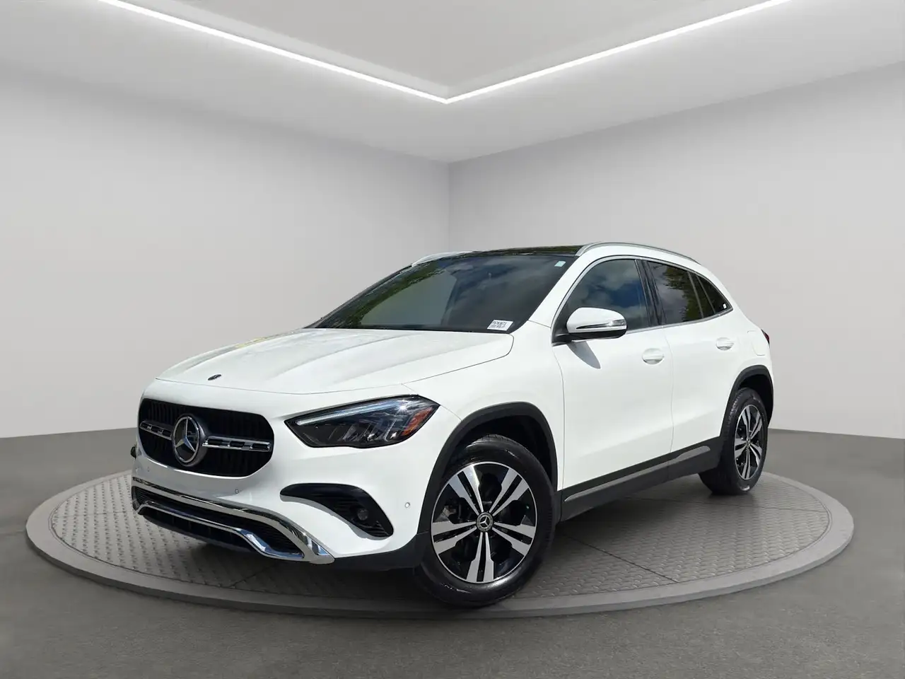 Mercedes-Benz GLA снимка Mercedes-Benz GLA