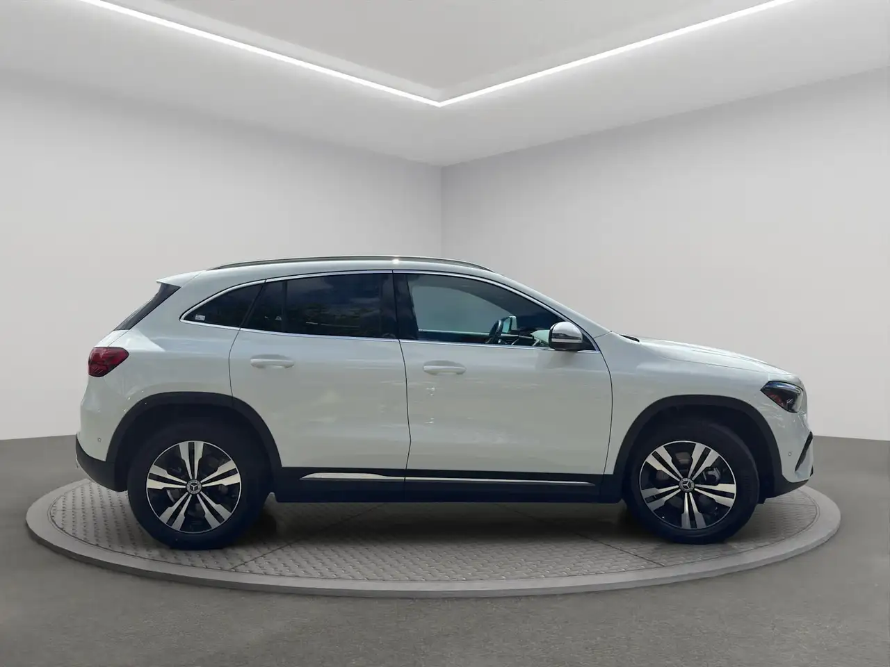 Mercedes-Benz GLA снимка Mercedes-Benz GLA