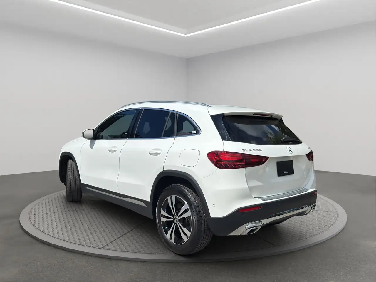 Mercedes-Benz GLA снимка Mercedes-Benz GLA