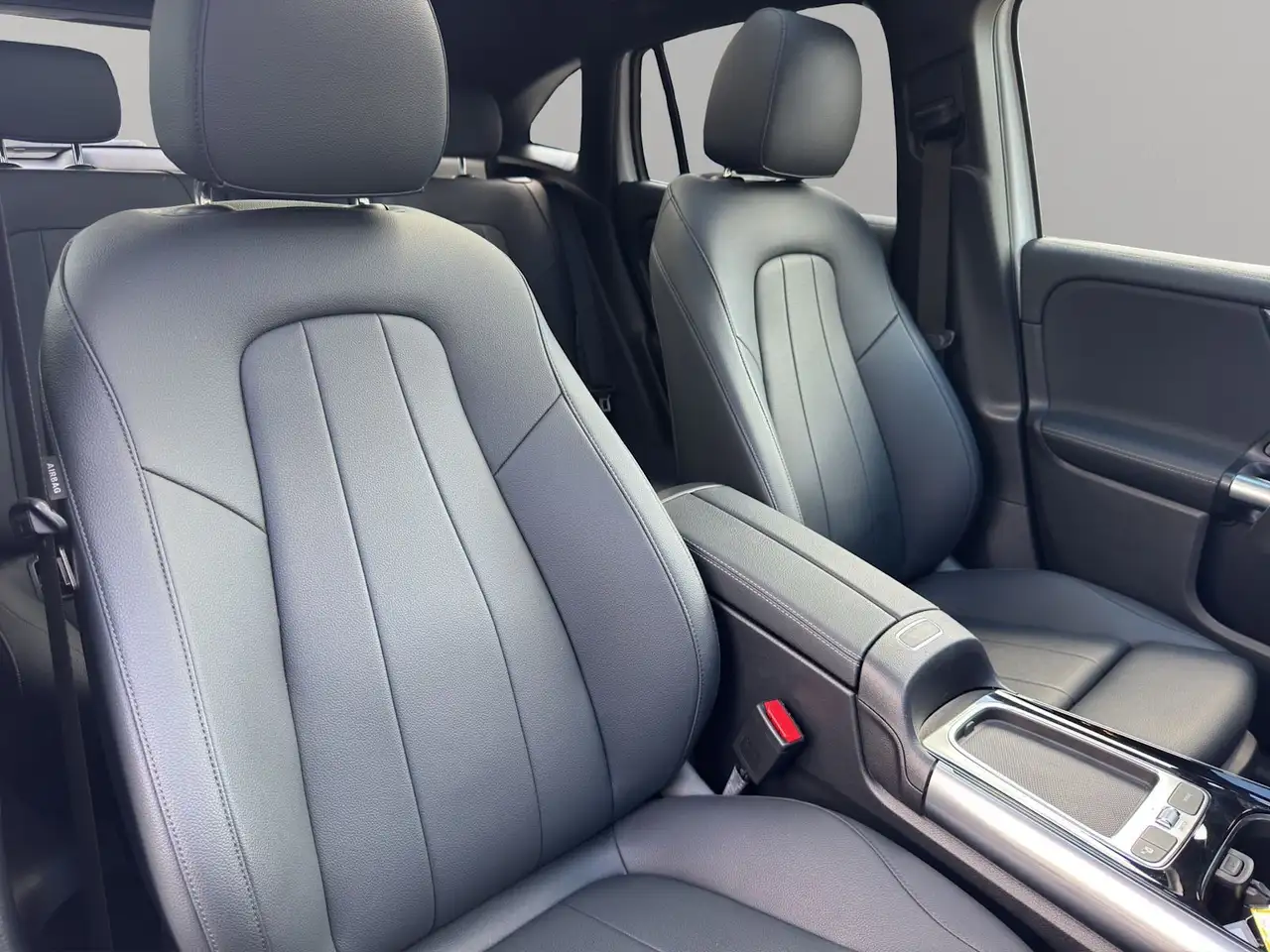Mercedes-Benz GLA снимка Mercedes-Benz GLA