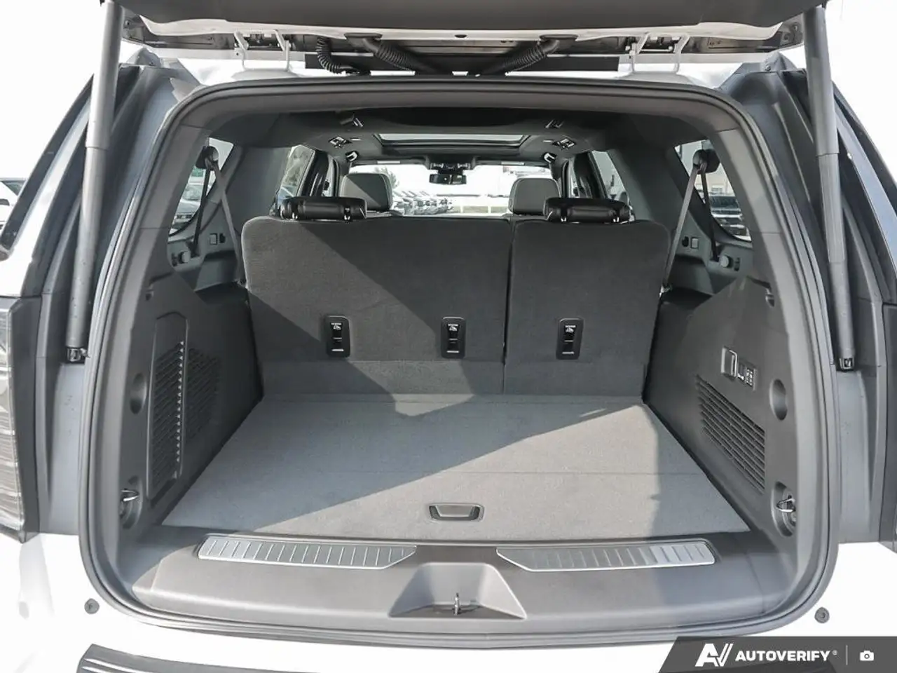 Chevrolet Suburban снимка Chevrolet Suburban