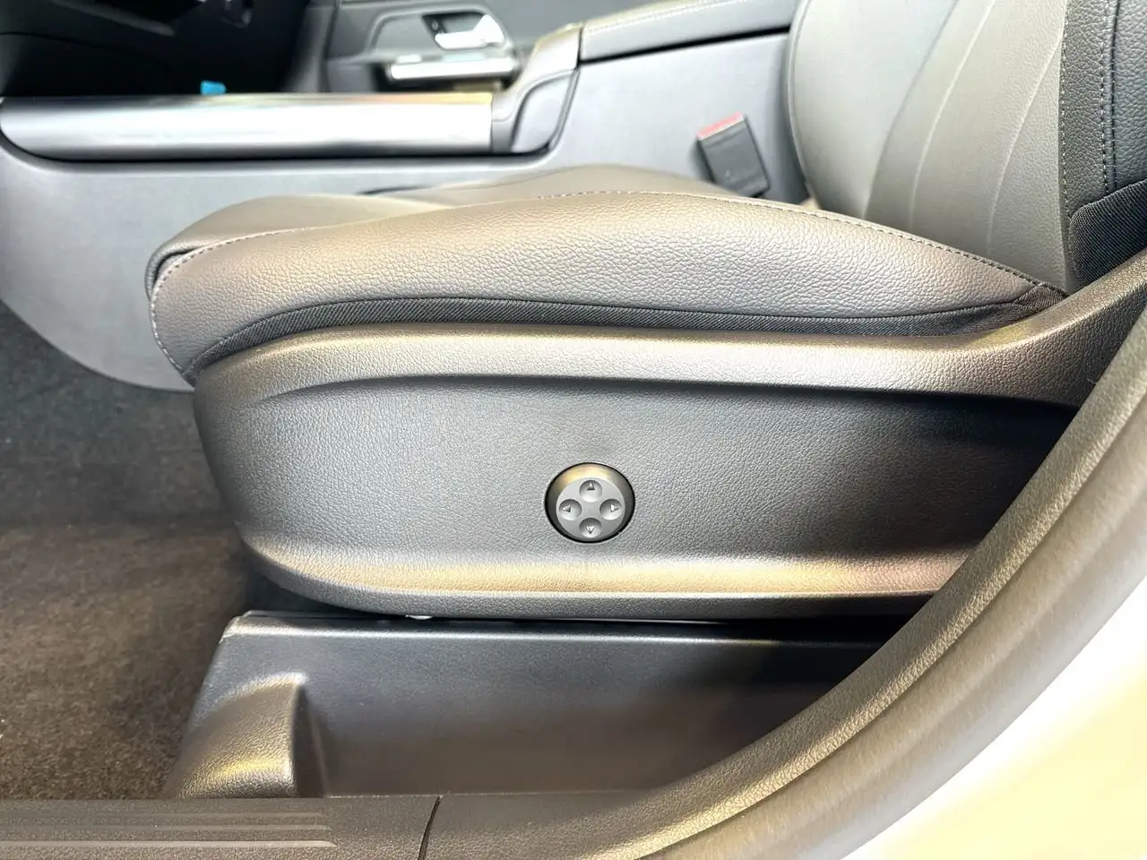 Mercedes-Benz GLA снимка Mercedes-Benz GLA