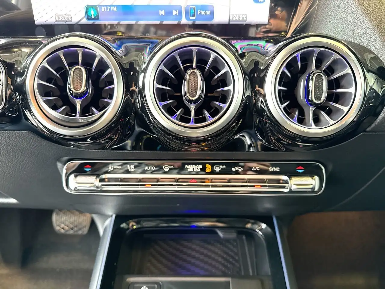 Mercedes-Benz GLA снимка Mercedes-Benz GLA